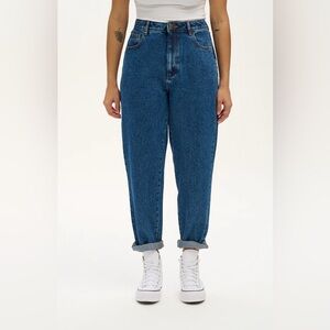 NWOT: Lucy & Yak Dana Mom Jeans Mid Wash Blue
